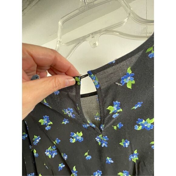 We Wore What NWOT Black Floral Crop Top Size L - Picture 4 of 8